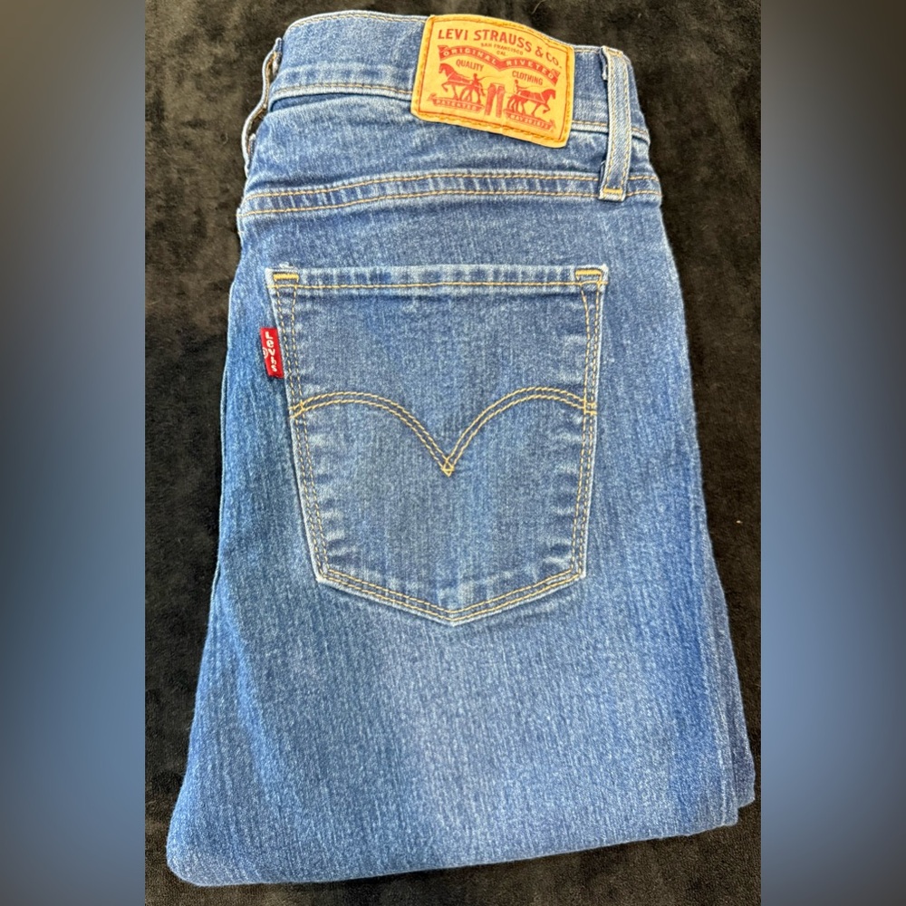 Levi's Classic Blue Skinny Jeans with Signature Arcuate Stitching